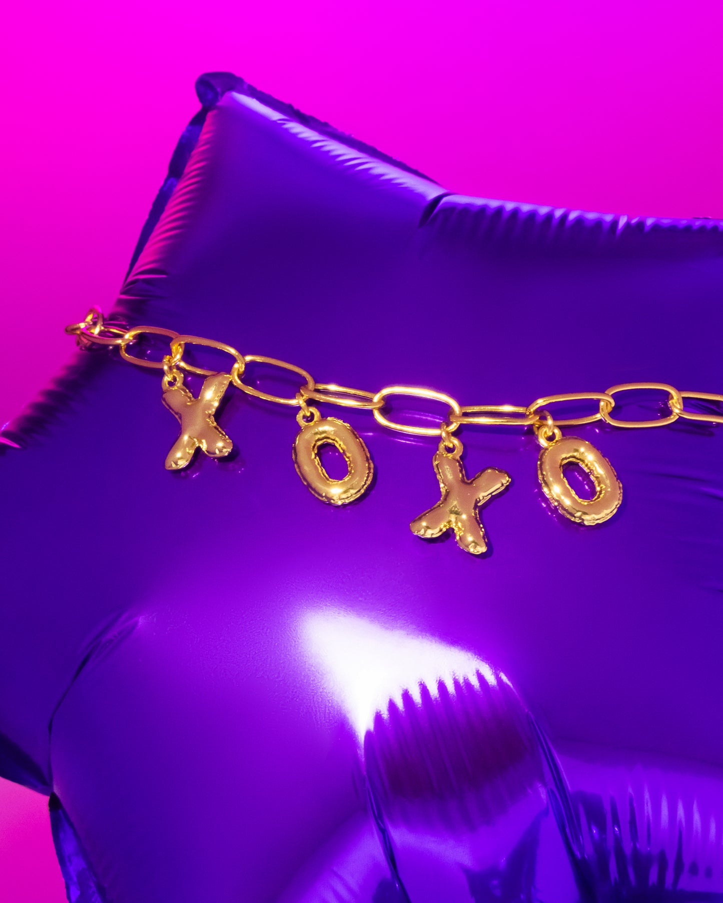 Collar Multicharms XOXO + Aretes Dorado