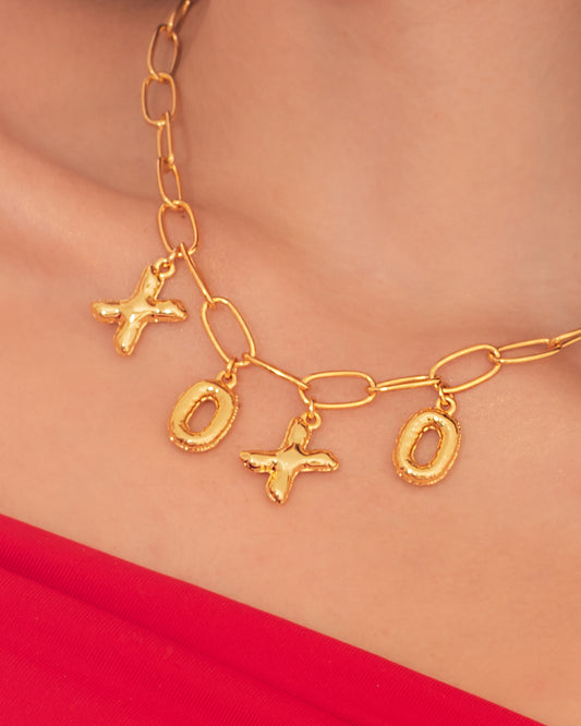 Collar Multicharms XOXO + Aretes Dorado